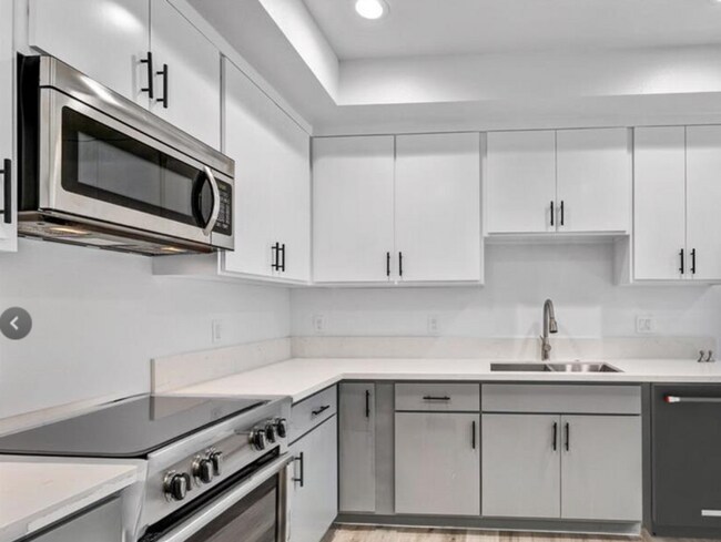 Building Photo - 4643 1/2 W. 18th