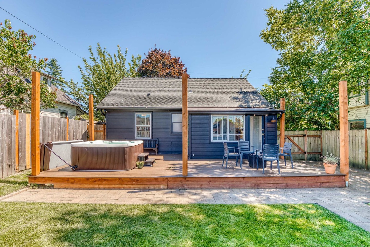 Building Photo - 214 Ave F