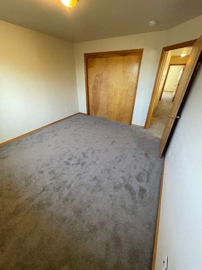 Building Photo - 404 River Ave