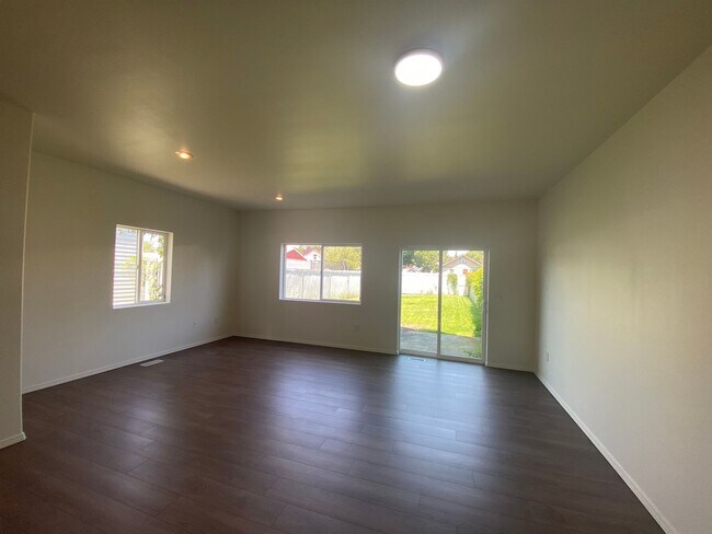 Building Photo - Large 3 bedroom, 2.5 bath duplex-just upda...