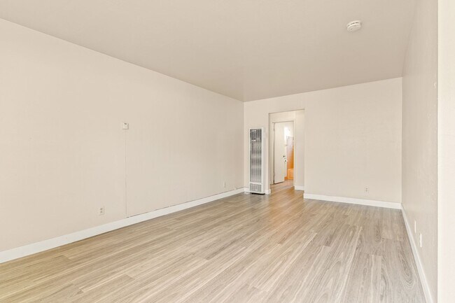 Building Photo - Recently Renovated 1 Bed, 1 Bath with Gara...
