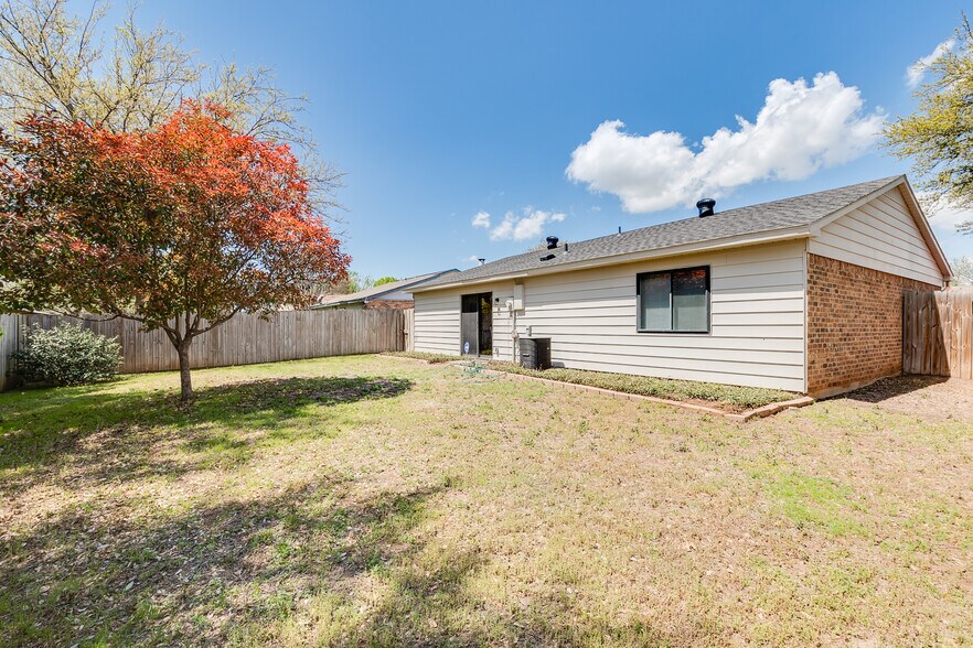 Building Photo - 3805 Longmeadow Way