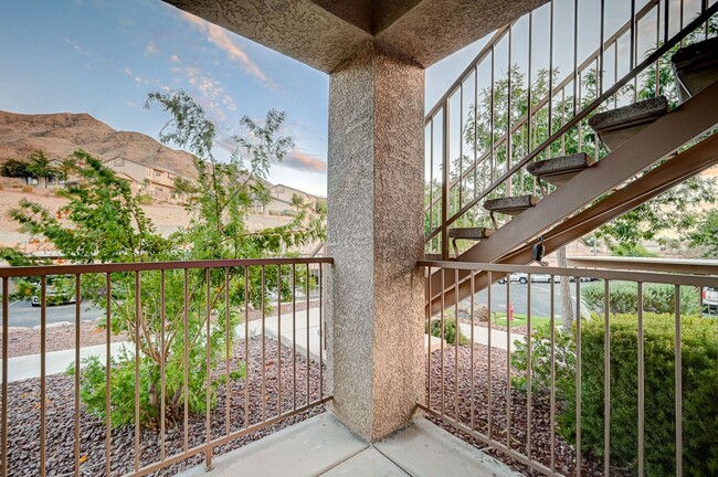 Building Photo - MOVE IN READY GATED CONDO WITH MOUNTAIN VIEWS