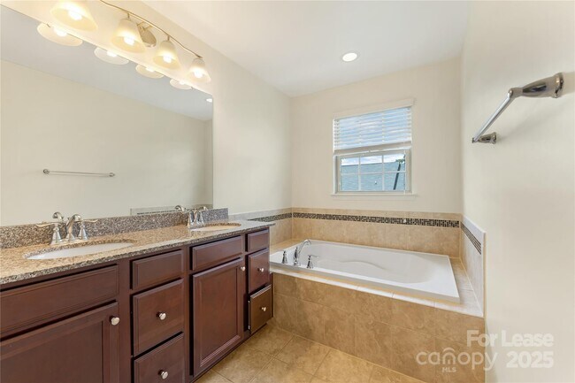 Building Photo - 1818 Fleetwood Dr