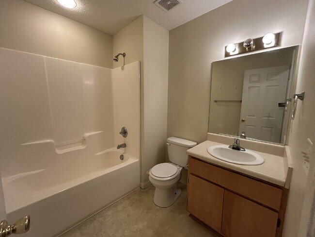 Building Photo - Apartment For Rent