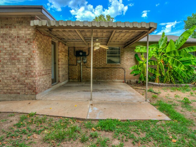 Building Photo - 1320 Frederick Dr