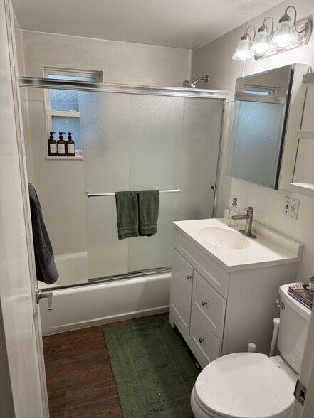 Bathroom / shower/ tub - 814 N 105th St