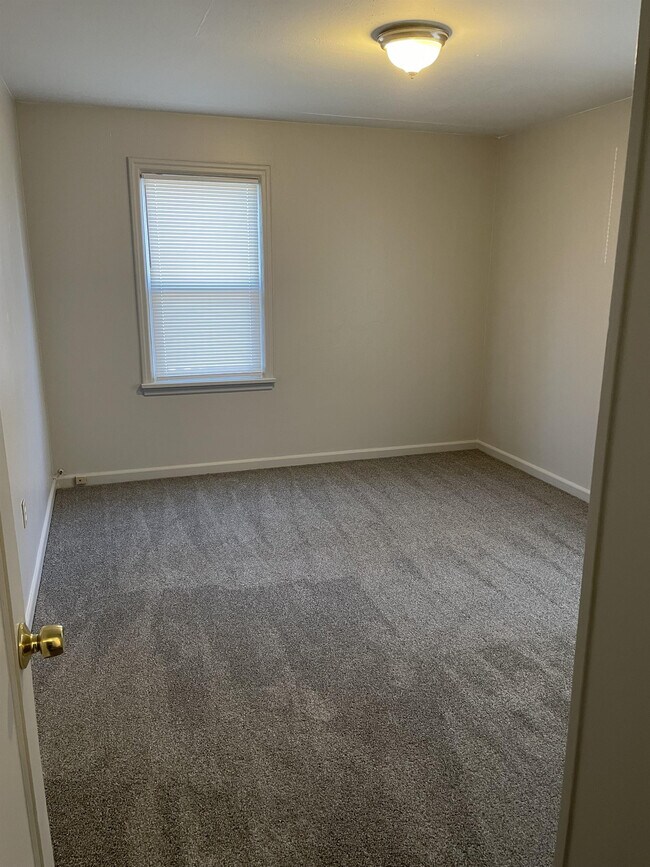 Building Photo - 1040 Spruce St NE