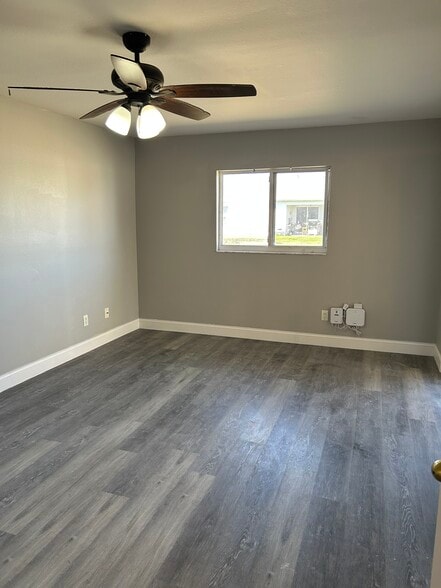 Building Photo - 2914 Santa Barbara Blvd