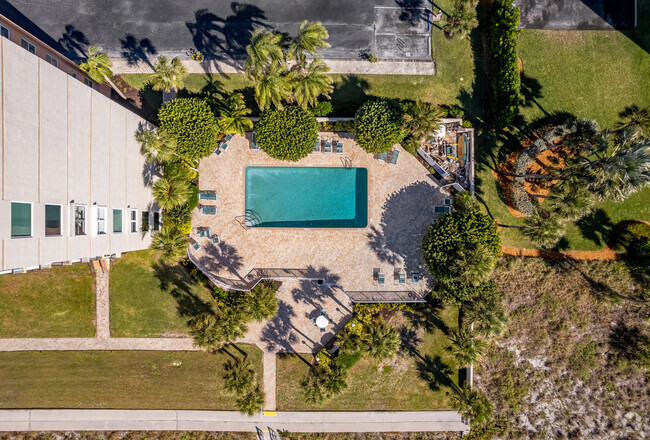 Pool - Longboat Harbor Towers