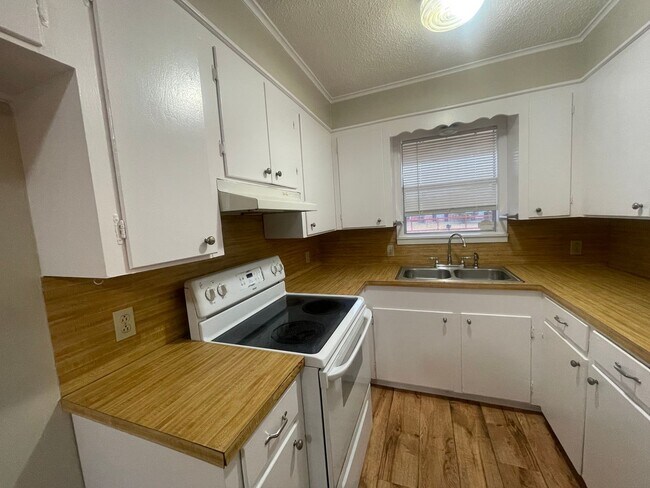 Building Photo - Don’t Miss Out! Move in Ready!