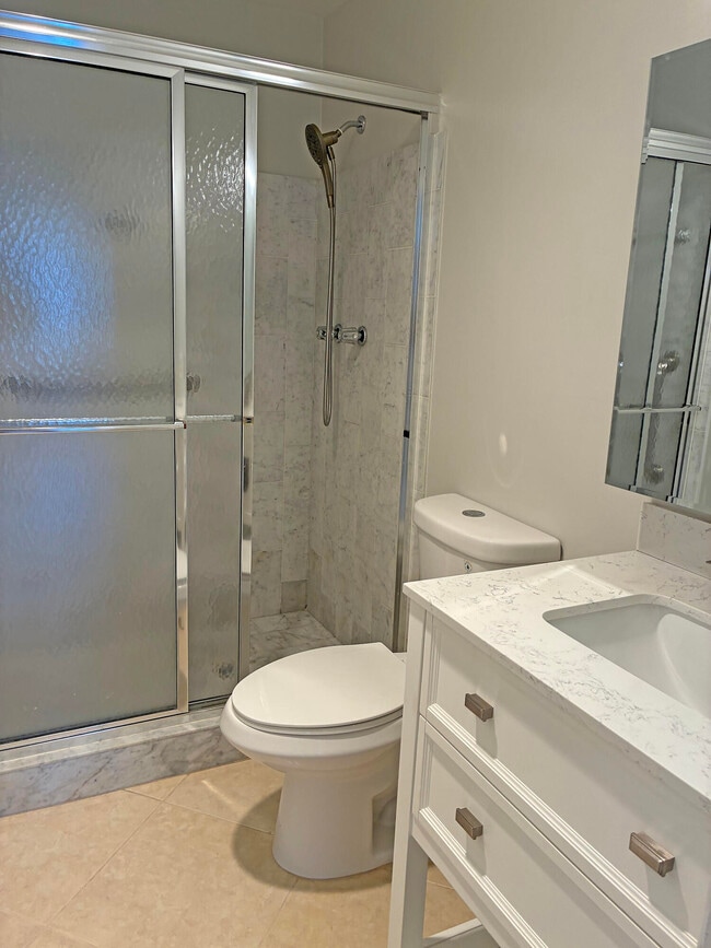 Building Photo - 6299 Bay Club Dr