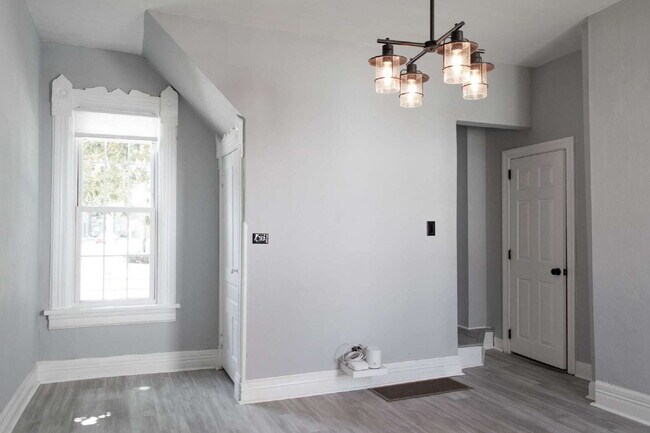 Building Photo - Student Housing Near the University of Dayton – Rent is $750 per bedroom (3 students), total leas...