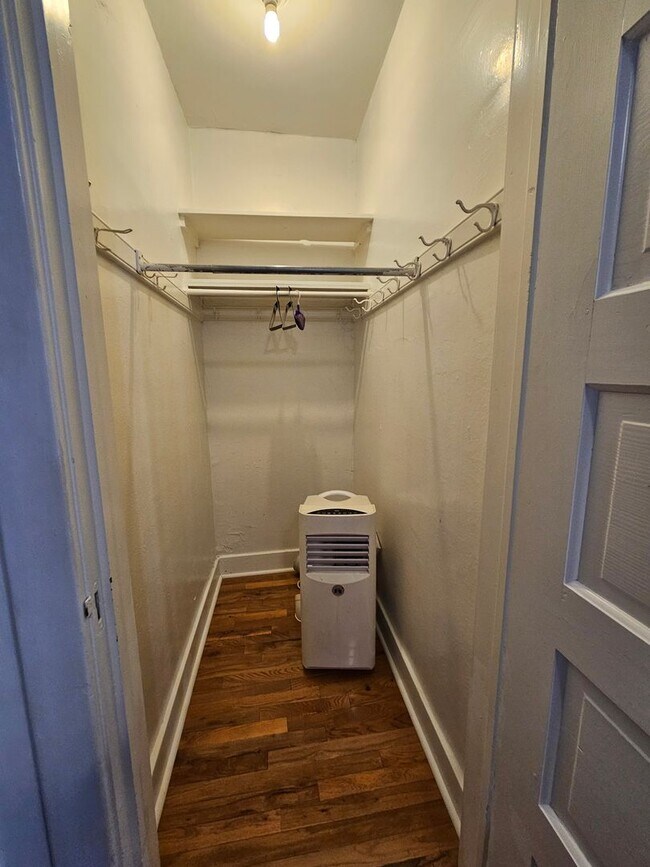 Building Photo - Cap Hill Beautiful 2 Bed Charming and Light Filled condo in the Blenheim