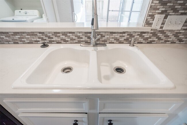 Building Photo - 13314 Ravensway Dr