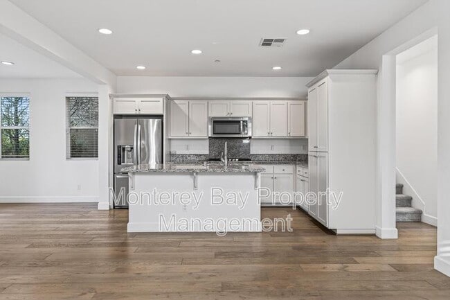 Building Photo - 480 Palisade Dr