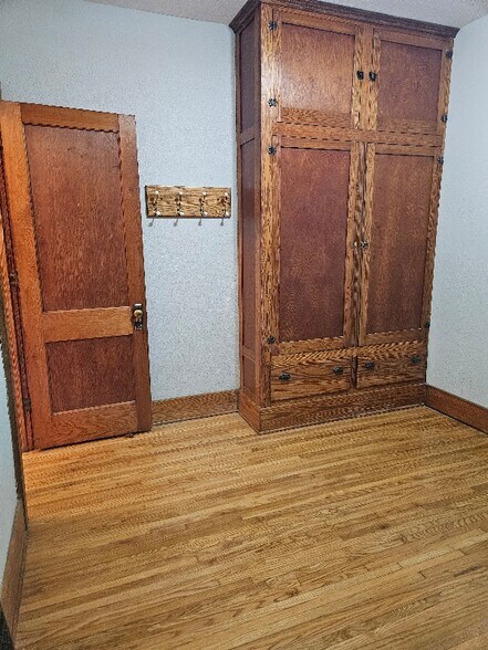 Building Photo - 402 E 5th St