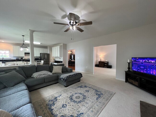 Building Photo - Impressive 4 Bedroom 3.5 Single-Family Hom...