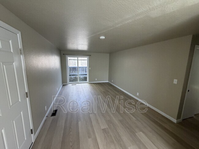 Building Photo - 1480 SW Kellenbeck Ave