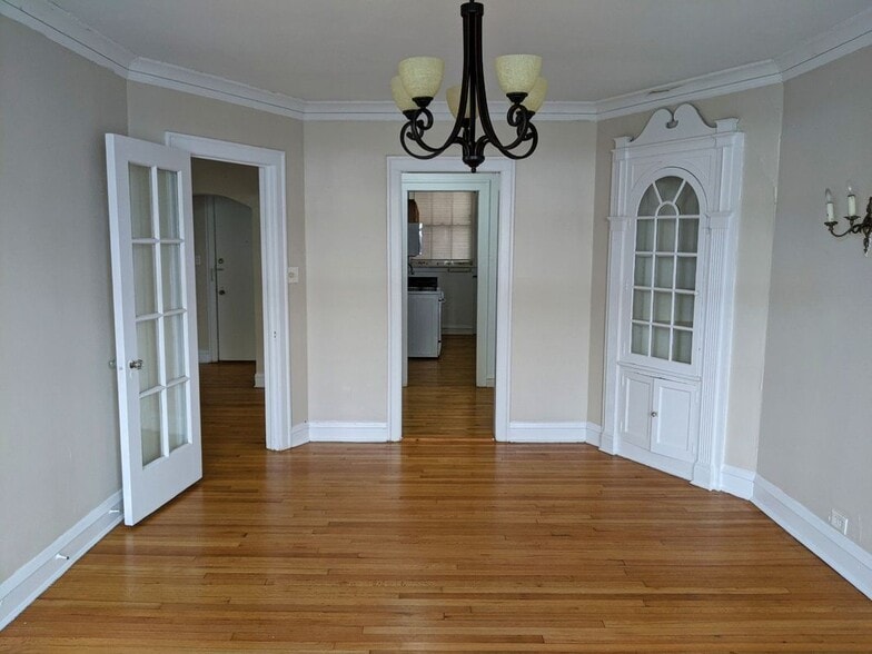 Building Photo - 905 Elmwood Ave