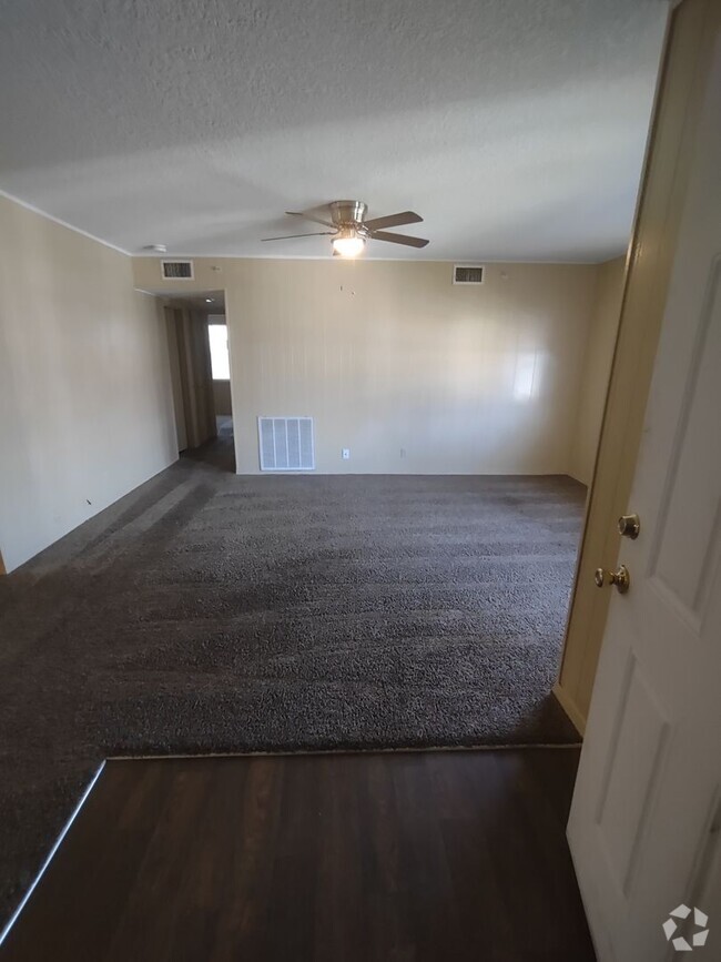 Building Photo - Large Two Bedroom Apt