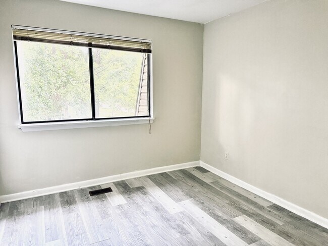 Building Photo - 202 Finley Forest Dr