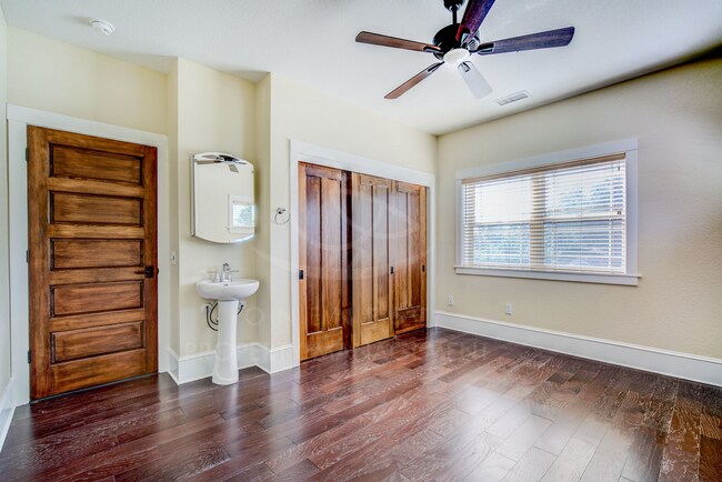 Building Photo - 210 Taylor St