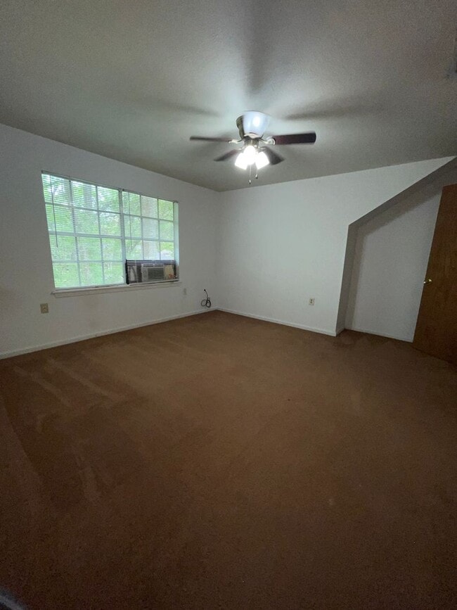 Building Photo - Spacious Home in Country Club Estates