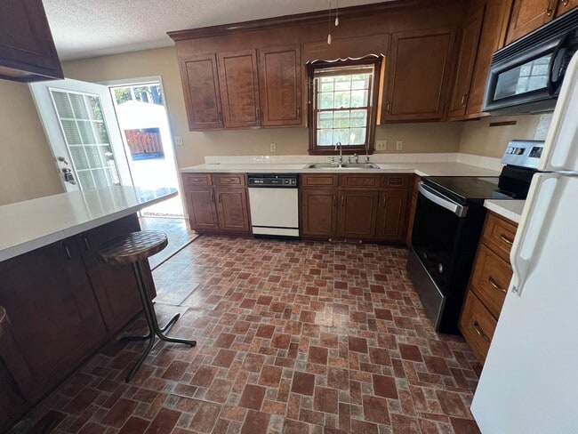 Building Photo - Spacious 3 Bedroom, 2 Bath Rental Home