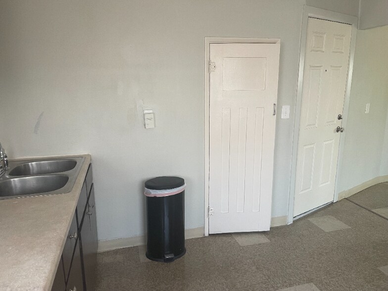 Building Photo - 323 S Chelan Ave