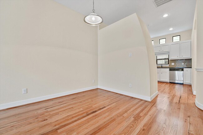 Building Photo - Welcome Home to Comfort and Convenience in the Heart of Houston!