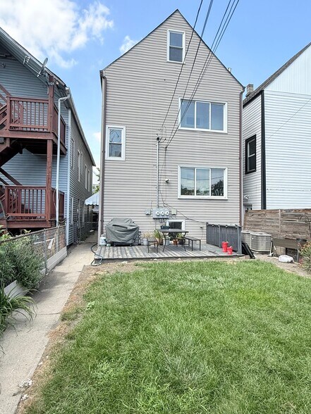 Building Photo - 2923 N Wisner Ave