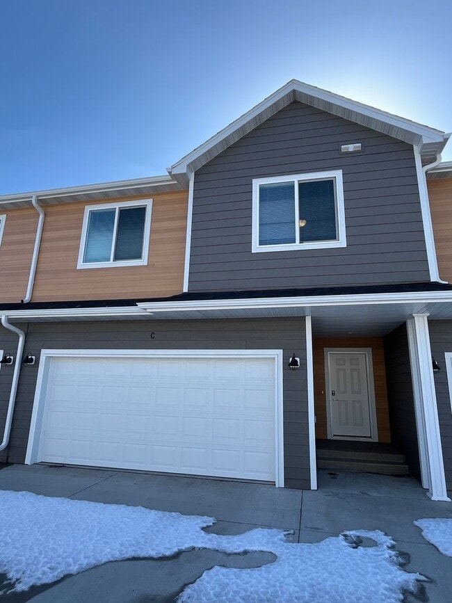 Building Photo - 3 Bed 3 Bath TownHome