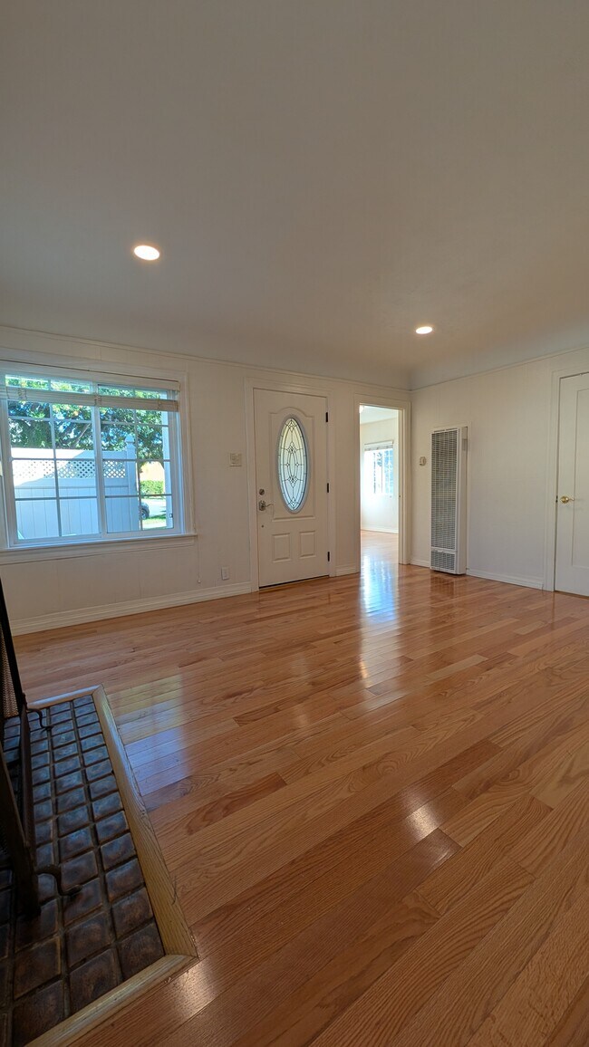 Building Photo - 1203 N Kenilworth Ave