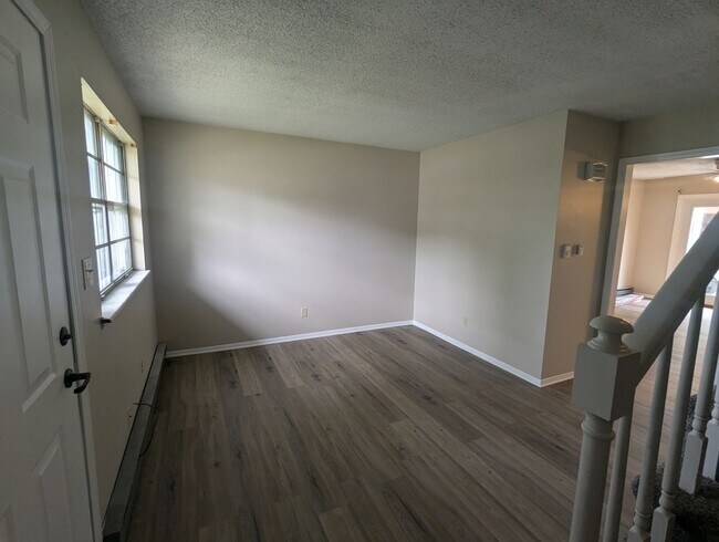 Building Photo - 2 Bedroom/1.5 Bathroom Townhouse in South ...