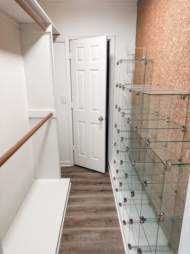 Building Photo - Spacious Renovated 3-Bedroom Condo Near UT Campus