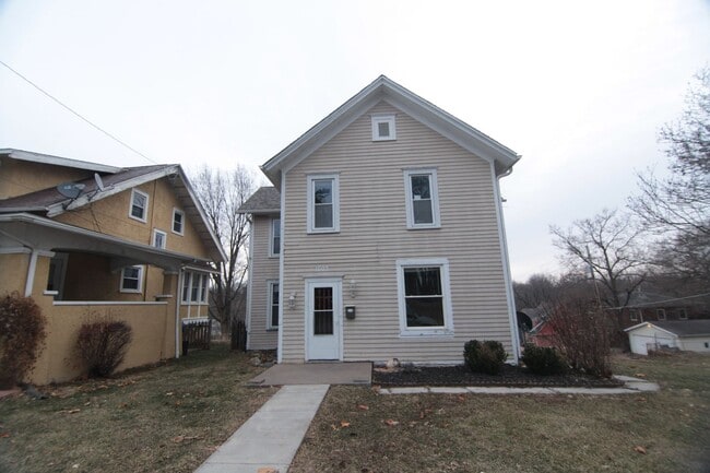 Building Photo - 4 bedroom home in the East Village of Dave...