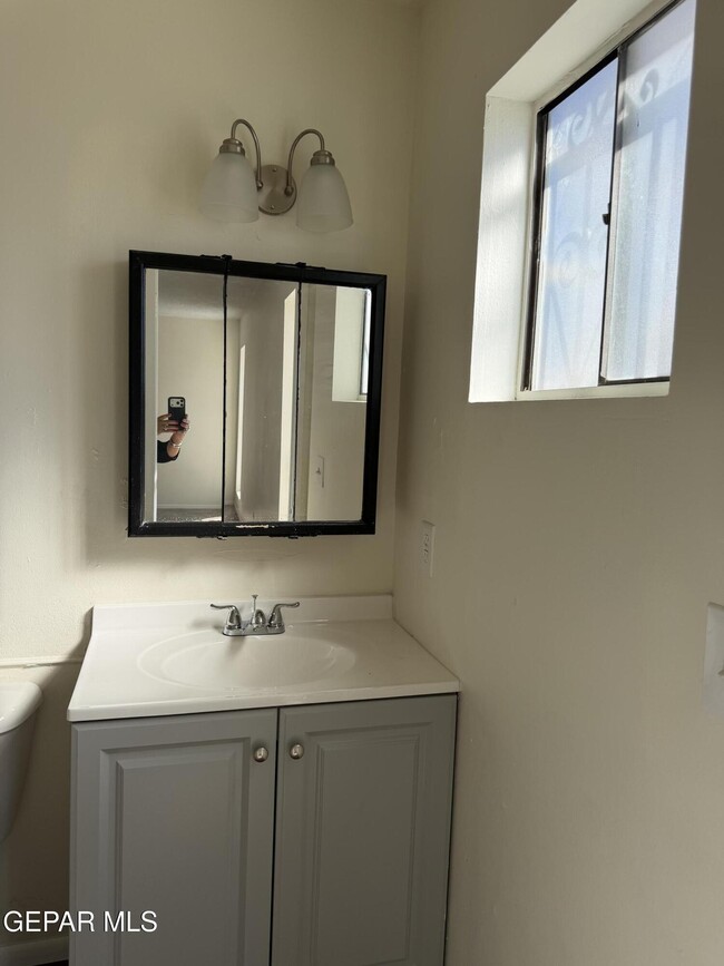 Building Photo - 408 N Resler Dr