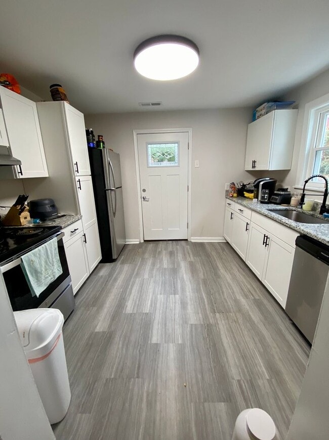 Building Photo - 5 bedroom /2 bath mins. from UC for $650/pp ($3,250/mo) w/ off-street parking included!