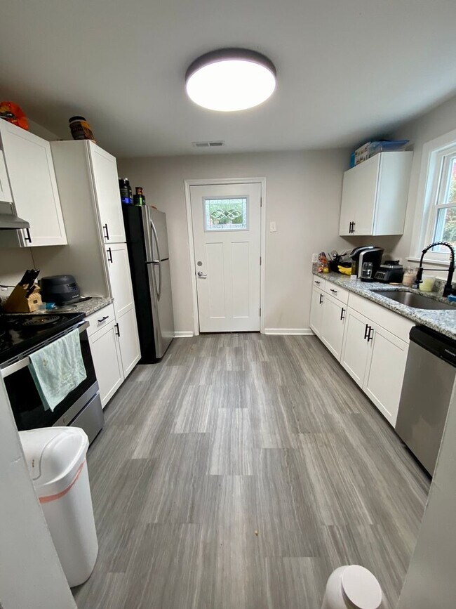 Building Photo - 5 bedroom /2 bath mins. from UC for $700/pp ($3500/mo) w/ off-street parking included!