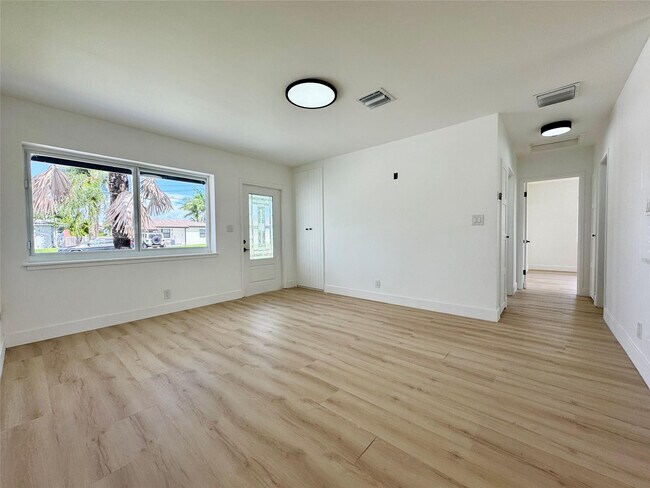 Building Photo - 1008 Mango Isle