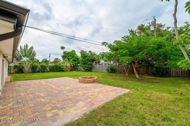 Building Photo - 320 Pine Tree Dr