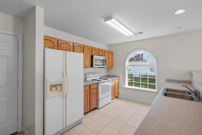 Building Photo - Large Ranch Home with 4BR/ 2 Bath with an ...