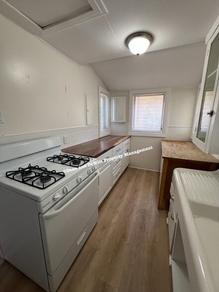 Building Photo - 2 Bed/1 Bath - Unit 1