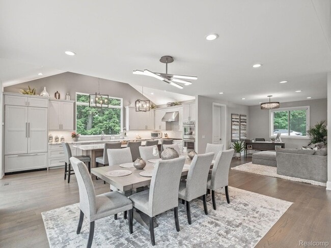 Building Photo - 3511 Lakecrest Dr