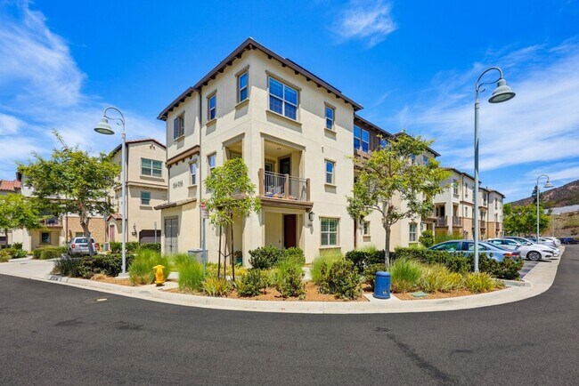 Building Photo - 956 Blackstone Dr
