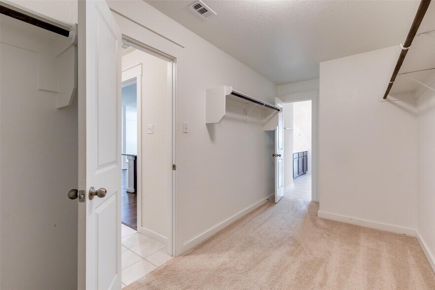 Building Photo - 741 Carol Dr