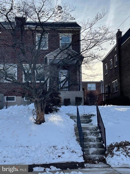 Building Photo - 514 W 39th St