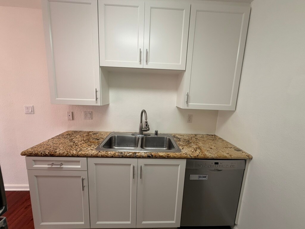 Building Photo - 970 Palm Avenue