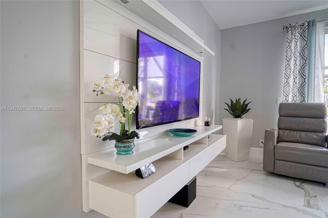 Building Photo - 1261 Presidio Dr